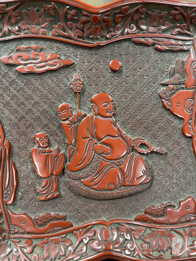 明早期 剔红弥勒童子图菱花形盘 - 图7